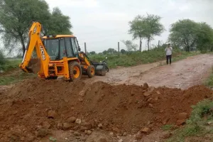 हादसे के बाद प्रशासन और विभाग आया हरकत में, मोरेल बांध की वेस्टवेयर पर जाने के रास्ते को मिट्टी की डोल बनाकर किया बंद