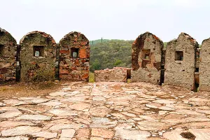 नाहरगढ़ दुर्ग में प्राचीरों के कंगूरे टूटे, अधिकारियों की अनदेखी के चलते नहीं कराया ठीक 