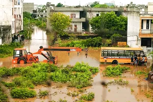 बारिश से पानी में डूबी कॉलोनियां, सड़कों पर सैलाब