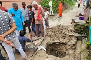 असर खबर का - पेयजलापूर्ति की भूमिगत लाइन क्षतिग्रस्त, सुध लेने पर  पहुंचे कर्मचारी