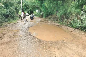 कागजों में ही बन रही सड़क, 100 गांवों की जनता भुगत रही खामियाजा