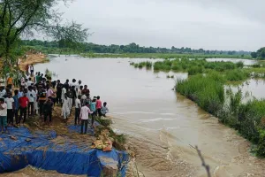 नालावास गांव में ग्रामीणों ने बनाया मिट्टी का बांध, बारिश में टूटने पर ग्रामीण फिर जुटे पानी को रोकने में