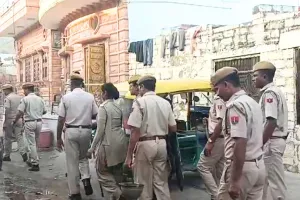 कच्ची शराब और अवैध हथियारों की तलाश में पुलिस की छापेमारी, 10 लोगों के खिलाफ कार्रवाई