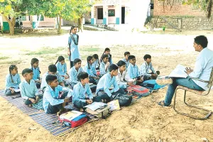 जर्जर भवन: दहशत में शिक्षा ग्रहण कर रहे नौनिहाल