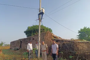  असर खबर का - एक साल बाद दीपावली से पहले पहुंची घर में बिजली 