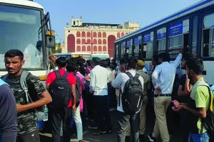 दीपावली पर घर जाने के लिए बस स्टैंड पर उमड़ी यात्रियों की भीड़, बसें फुल