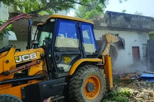 जेडीए ने मंदिर परिसर में बुलडोजर से की कार्रवाई, अस्थाई अवैध निर्माण को किया ध्वस्त 