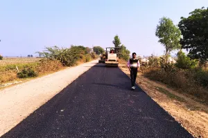 असर खबर का - दो साल से अधूरी सड़क का डामरीकरण शुरू