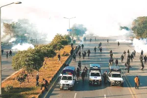 पाकिस्तान की राजधानी में गृहयुद्ध जैसे हालात, सेना और हजारों इमरान समर्थकों में खूनी संघर्ष, 6 सुरक्षाकर्मियों की मौत
