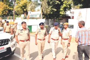 झाबर खर्रा के आवास पर सफाईकर्मियों का प्रदर्शन, पुलिस ने किया हल्का बल प्रयोग 