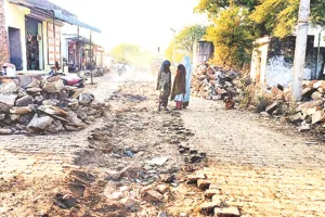 पाइप लाइन डालने के लिए खोदी सड़क बनी मुसीबत