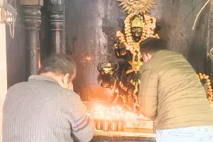 शनि मंदिरों में शनिवार को उमड़ी भक्तों की भीड़