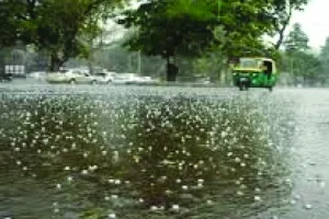 प्रदेश में बारिश ओलावृष्टि से बढ़ी सर्दी, तूफान से मकान धराशायी