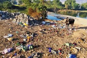 हाइवे की गंदगी इंद्राणी नदी को कर रही दूषित