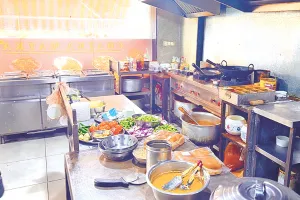 खाद्य सुरक्षा अधिकारियों ने की कारवाई : घटिया खाद्य सामग्री ले रहे थे काम में, सैंपल लिए, नोटिस दिया, 