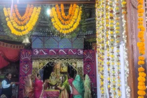 सीताराम मंदिर में ठाकुर जी के साथ खेली गई होली, भजनों की गूंज ने मोहा मन 