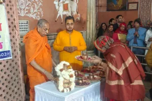 गोविंद देवजी मंदिर में हुआ कुंभ जल का वितरण, आज घर बैठे कर सकेंगे स्नान