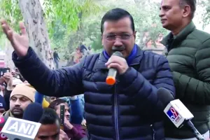 अरविंद केजरीवाल ने भाजपा को दी चुनौती : झुग्गीवालों के लिए मकान बनाओ, मैं नहीं लड़ूंगा चुनाव 