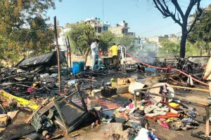 फुटपाथ पर बनी झुग्गी झोपड़ी में लगी आग : बाइक और मोबाइल समेत अन्य सामान जला, एक सिलेण्डर फटा; दूसरे को खाली स्थान पर फेंका