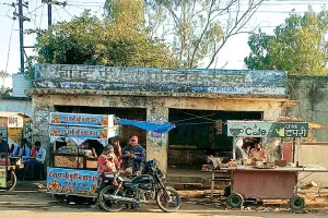 यात्री प्रतीक्षालय बन रहा खतरे की घंटी, भंवरगढ़ बस स्टैंड स्थित प्रतीक्षालय हो रहा जर्जर