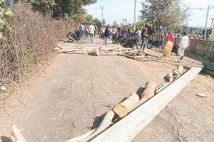 गुराड़ी विद्युत फीडर से सप्लाई चालू करते समय हादसा, हाईटेंशन लाइन से चिपका कर्मचारी, दोनों हाथ कटकर गिरे नीचे  