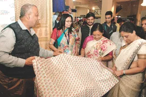 हथकरघा एक्सपो से बुनकरों को अपने उत्पादों को जन-जन तक पहुंचाने का मिल रहा अवसर : शुक्ला