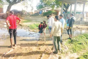 किताबों के बोझ तले कीचड़ से गुजर रहे नौनिहाल : ग्रामीणों ने समस्या से संरपच को कराया अवगत, कीचड़ भरे रास्ते पर नहीं दिया कोई ध्यान 