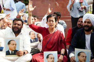 दिल्ली विधानसभा में उप-राज्यपाल का अभिषाषण : आप विधायकों ने मुख्यमंत्री और अंबेडकर की फोटो हटाने का किया विरोध, लगाएं नारे; आतिशी सहित आप के 12 विधायक निलंबित 