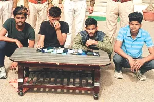 मोबाइल छीनने वाले तीन आरोपी और खरीदार गिरफ्तार, पुलिस ने आरोपियों के कब्जे से चोरी के 15 मोबाइल किए बरामद, बाइक जब्त