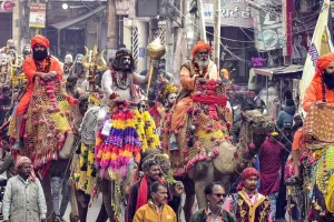 महाशिवरात्रि पर काशी में भव्य नजारा : मंगला आरती के बाद निकली अखाड़ों की शोभायात्रा, त्रिशूल-तलवार और गदा लेकर निकले नागा साधु