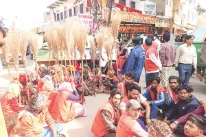 लखदातार का लक्खी मेला : बैरिकेटिंग के विरोध में व्यापारी लामबंद, बाजार रखा बंद, व्यवस्था के नाम पर सख्ती का विरोध