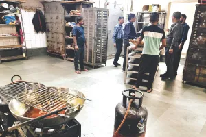 होली पर मिलावट रोकने के लिए चिकित्सा विभाग की कई प्रतिष्ठानों पर छापेमारी, 550 किलो से ज्यादा केसर बाटी सील