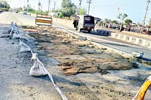 अब पैबंद नहीं सीसी ब्लॉक से कर रहे मरम्मत, सीसी रोड खराब होने पर उस पर डामर का पेचवर्क कराया