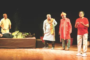 गैरजिम्मेदारी और अव्यवस्था पर कटाक्ष करता नाटक जामुन का पेड़