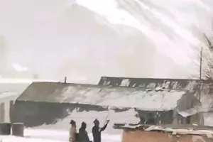 हिमाचल में बर्फ का तूफान : जवानों ने भागकर बचाई जान, लोगों से खतरनाक इलाकों में जाने से बचने की अपील 