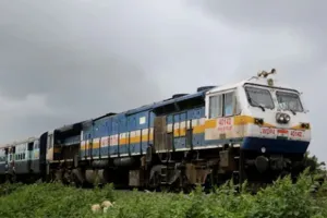 तेलंगाना में महिला को ट्रेन में युवक ने बनाया निशाना : रेप से बचने के लिए चलती ट्रेन से कूदी युवती, गंभीर घायल