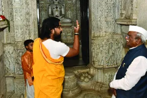 हरिभाऊ बागड़े ने की आदिनाथ मंदिर में पूजा-अर्चना, कहा- विश्वभर में शिल्प सौंदर्य का यह अनूठा उदाहरण