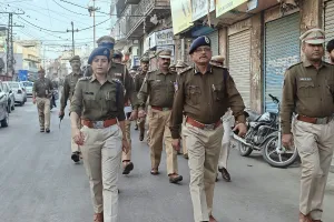 त्योहारों एवं कानून व्यवस्था के लिए पुलिस का भीतरी शहर में रूट मार्च