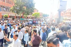 नगर निगम की कार्रवाई के विरोध में व्यापारियों का प्रदर्शन : रैली निकालकर दिया धरना, प्रशासन के खिलाफ की नारेबाजी 
