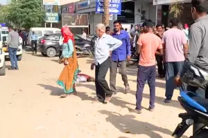 महिला सफाईकर्मी से छेड़छाड़ करने वाले युवक को पकड़ा, खुद का गला काटने से मौत 