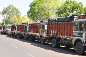 गर्मी में मजदूरों का टोटा, ट्रकों की नहीं टूट रही कतार, चालक परेशान