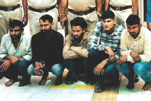 पांच शातिर वाहन चोर गिरफ्तार : मादक पदार्थ तस्करों को सप्लाई करने के लिए खरीद रहे थे चोरी की लग्जरी कारें 