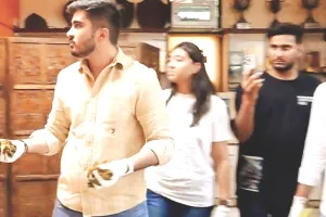 प्रिंसिपल ने क्लासरूम में की थी गोबर से लिपाई, अब डीयू छात्रसंघ ने उनके ऑफिस की दीवारों में लगाया गोबर