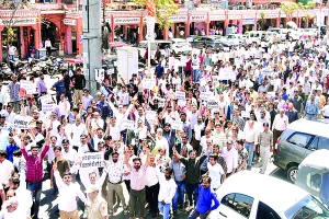 परकोटा क्षेत्र में व्यावसायिक गतिविधियों पर संकट : व्यापारियों ने निकाला शांति मार्च, प्रतिष्ठान बंद रखे