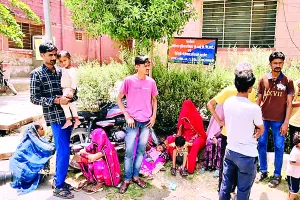 महिलाओं ने जोड़े हाथ : हमें सरहद पार मत भेजो, यहीं मार दो