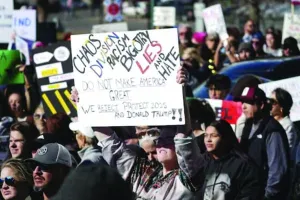 ट्रम्प प्रशासन की नीतियों के खिलाफ सड़कों पर आए लोग : दर्जनों शहरों में किया विरोध-प्रदर्शन, कहा- मस्क और उनके अरबपति मित्र देश के लिए खतरा