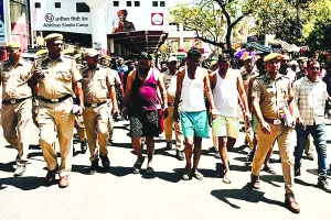 प्राइवेट बसों से वसूली करने वाली गैंग के सरगना के खाते में मिला 1.38 करोड़ रुपए का ट्रांजेक्शन, पुलिस ने कराई परेड