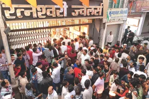 बदमाशों ने बनाया ज्वैलरी की दुकान को निशाना : देशी पोटाश बम फेंककर फैलाई दहशत, लाखों के आभूषण लूट ले गए, व्यापारियों में दहशत