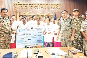 सुकमा में लाल आतंक को झटका, 40 लाख के इनामी 22 नक्सलियों का सरेंडर नई पुनर्वास नीति के तहत मिली मदद