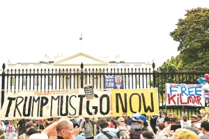 ट्रम्प के विरोध में सड़कों पर उतरे हजारों प्रदर्शनकारी, ट्रंप के कई फैसलों को गलत बताया